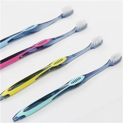 Escova de dentes compacta com cerdas macias